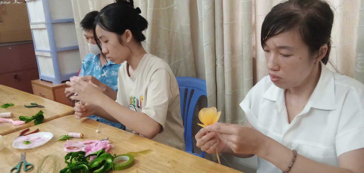 EXTRACURRICULAR SESSION: MAKING FLOWERS WITH NYLON STOCKING