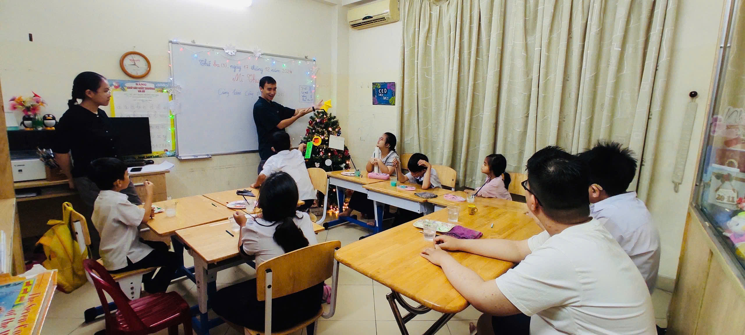 ART CLASS: CREATING CHRISTMAS TREES