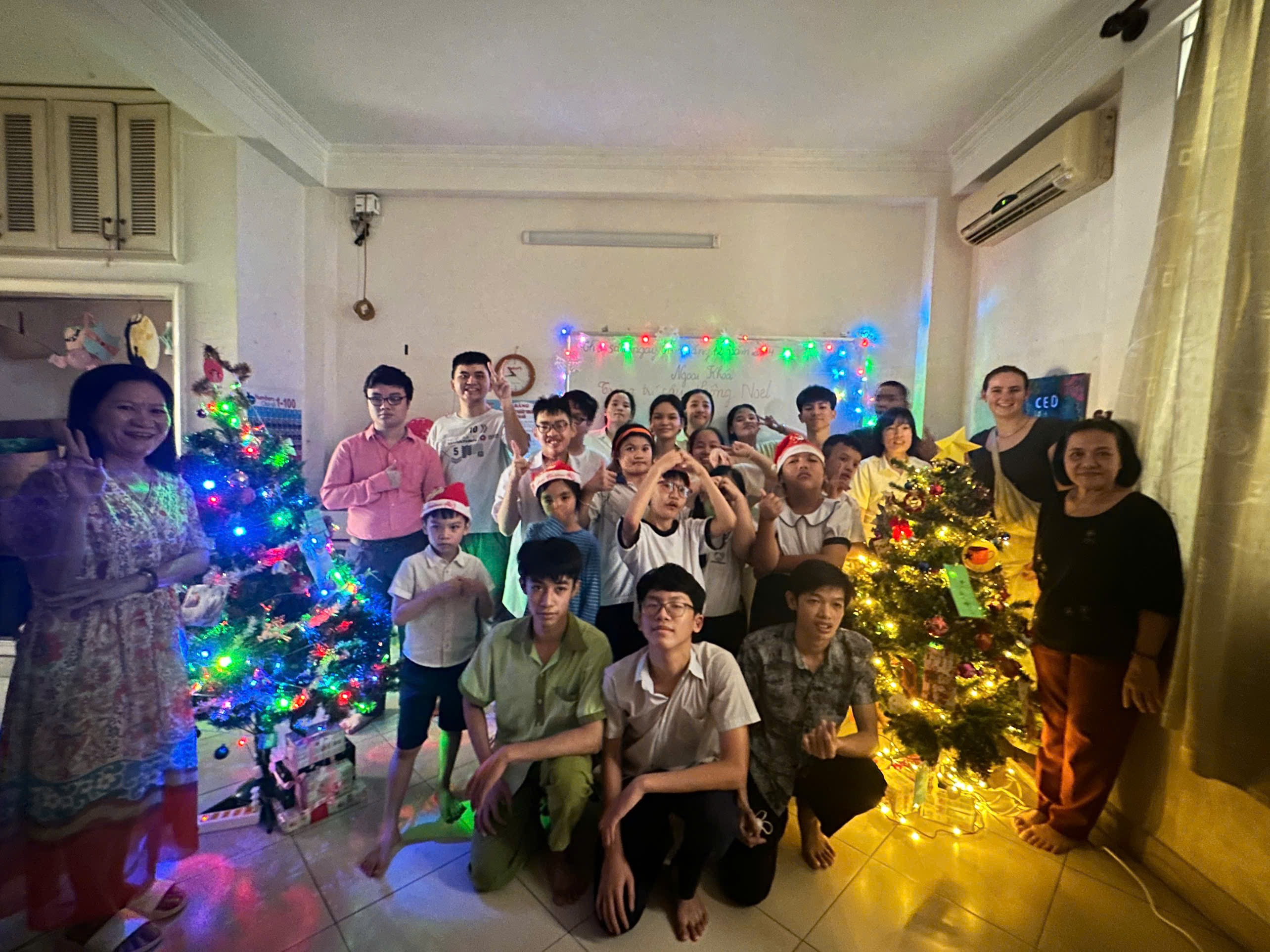 NGOẠI KHÓA: TRANG TRÍ CÂY THÔNG NOEL